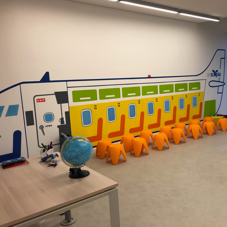 vue de la salle d'atelier, musée aéroscopia. peinture murale d'avion pour activité pédagogique